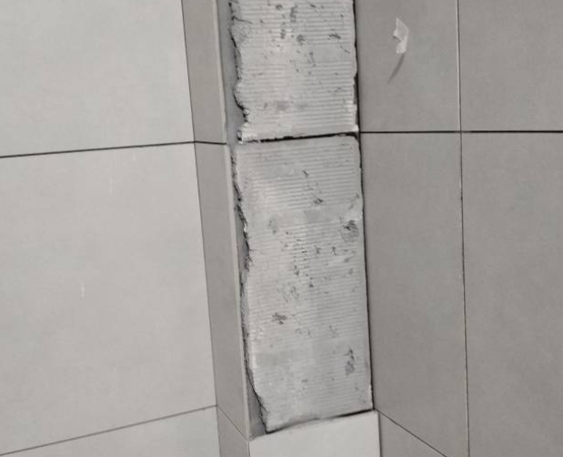 文安瓷砖空鼓维修公司分享下瓷砖施工前基层浇水润湿程度不足，可能导致以下问题
